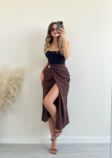 Gonna drappeggiata con spilla caffè