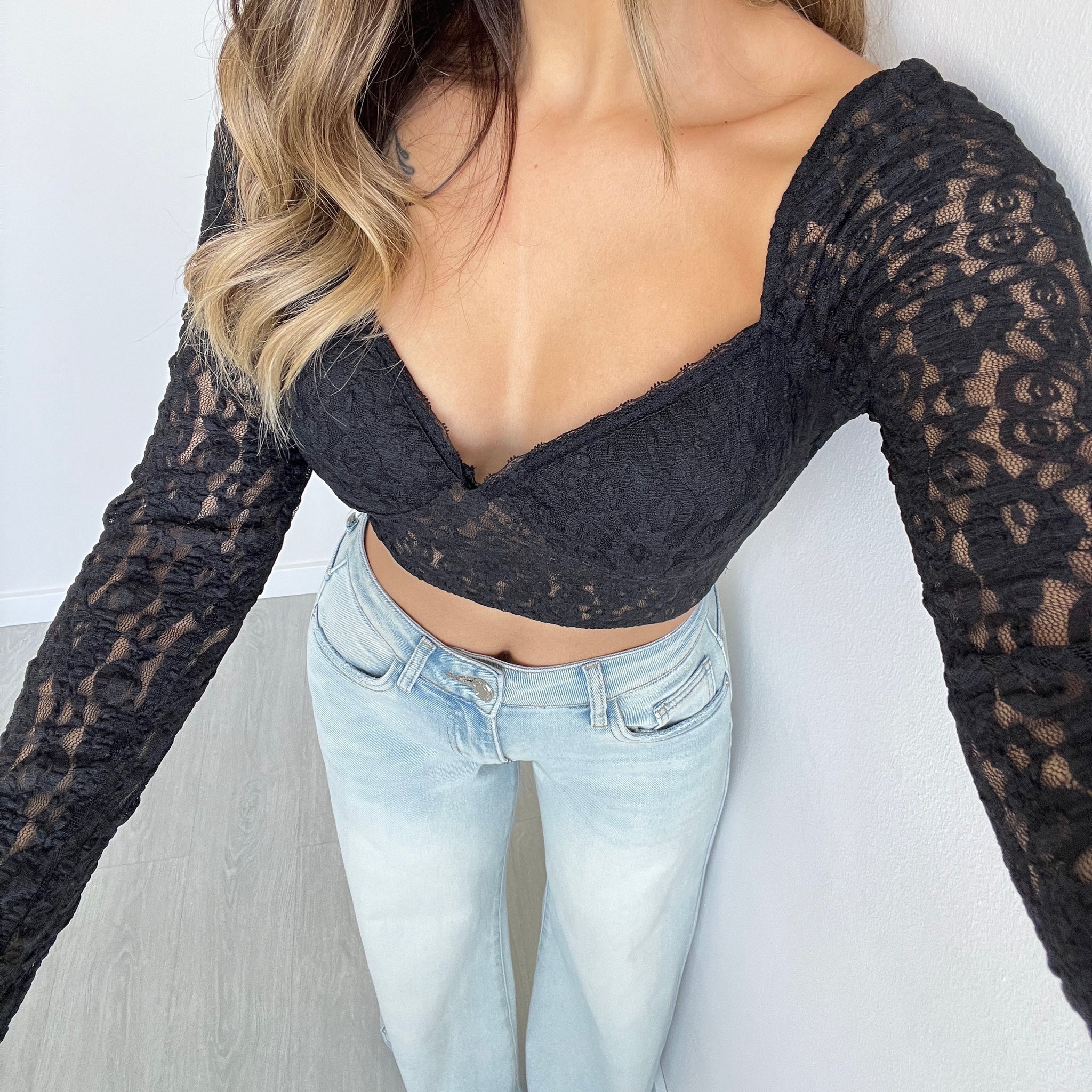 Top manica lunga in pizzo con coppe nero