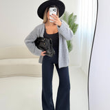 Pantalone a zampa con bottone blu