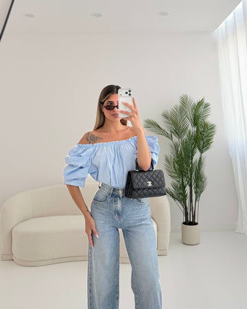 Blusa scollo a barca celeste a righe bianche