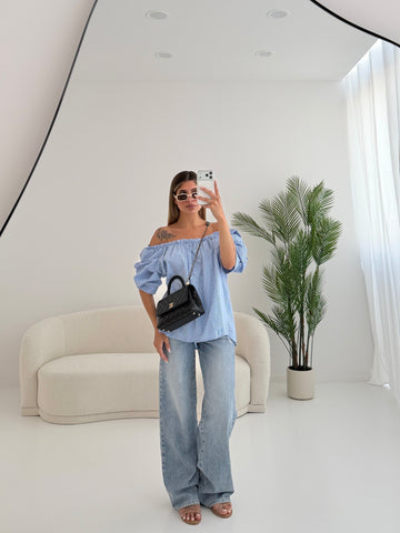 Blusa scollo a barca celeste a righe nere