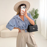 Camicia a righe con cuori ricamati azzurra