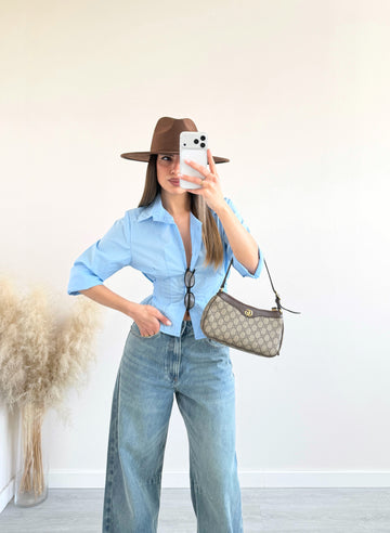 Camicia crop con fiocco sul retro celeste