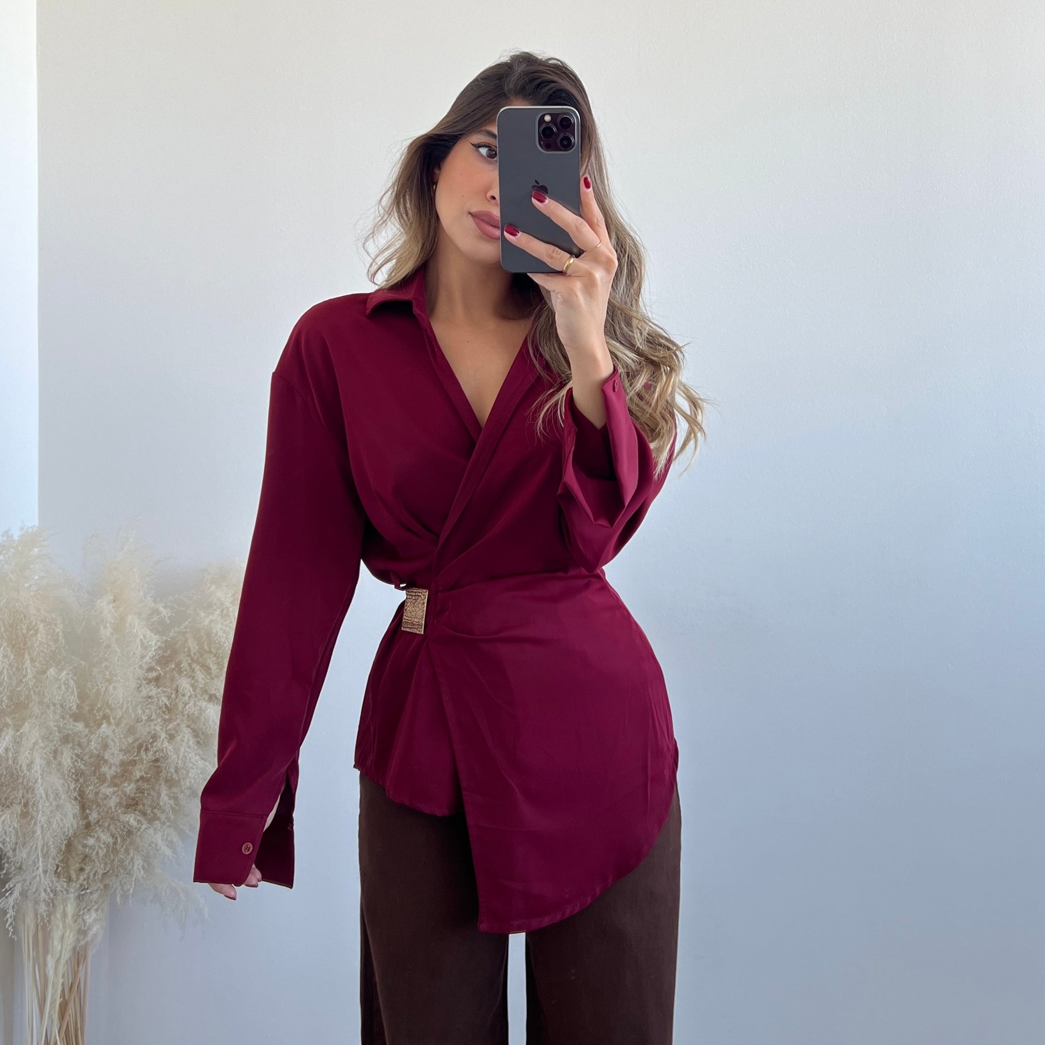 Blusa a portafoglio con spilla oro bordeaux