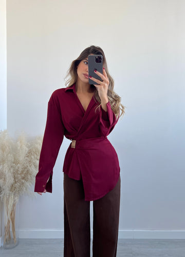 Blusa a portafoglio con spilla oro bordeaux