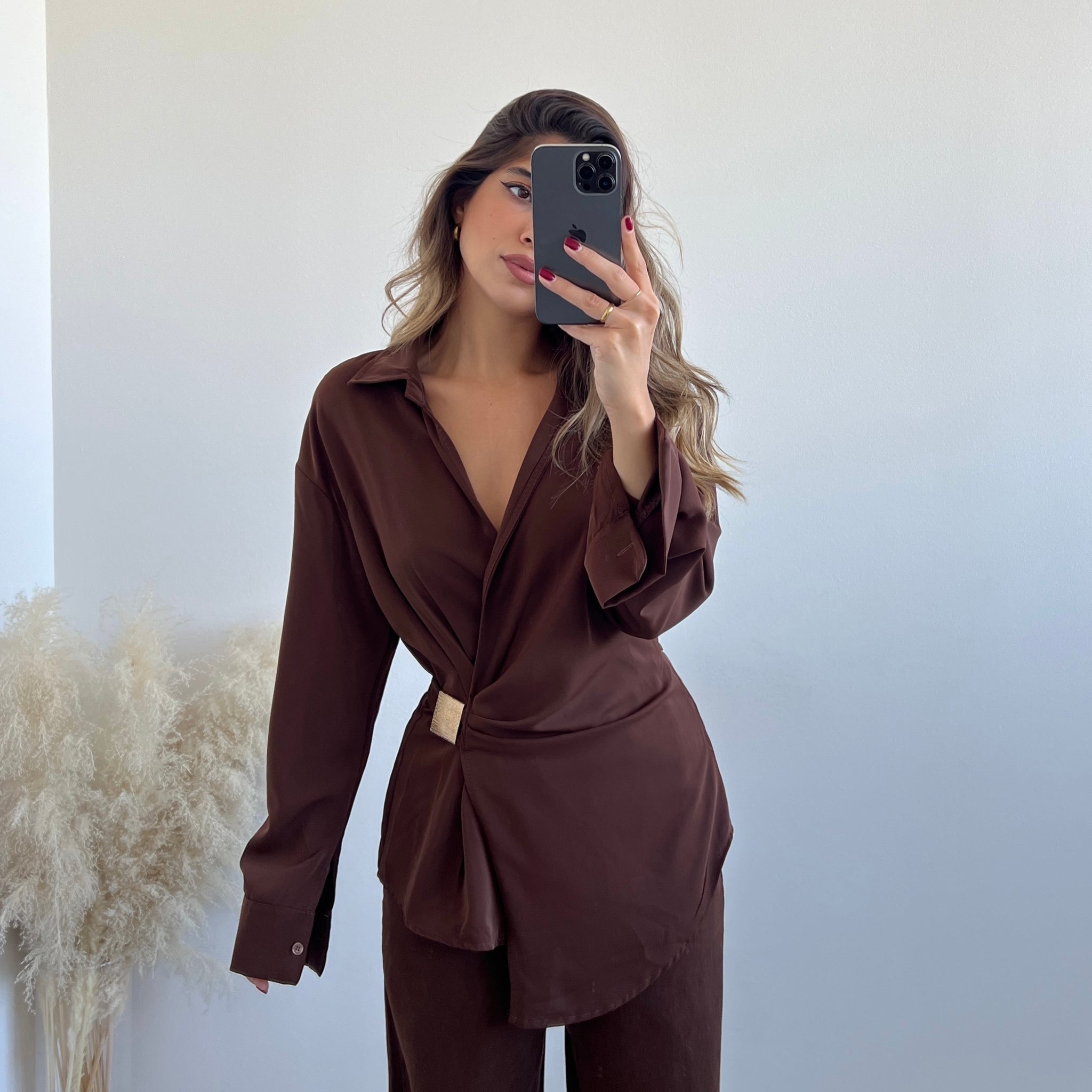 Blusa a portafoglio con spilla oro caffè
