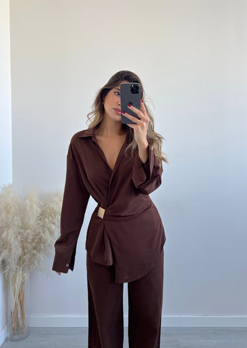 Blusa a portafoglio con spilla oro caffè