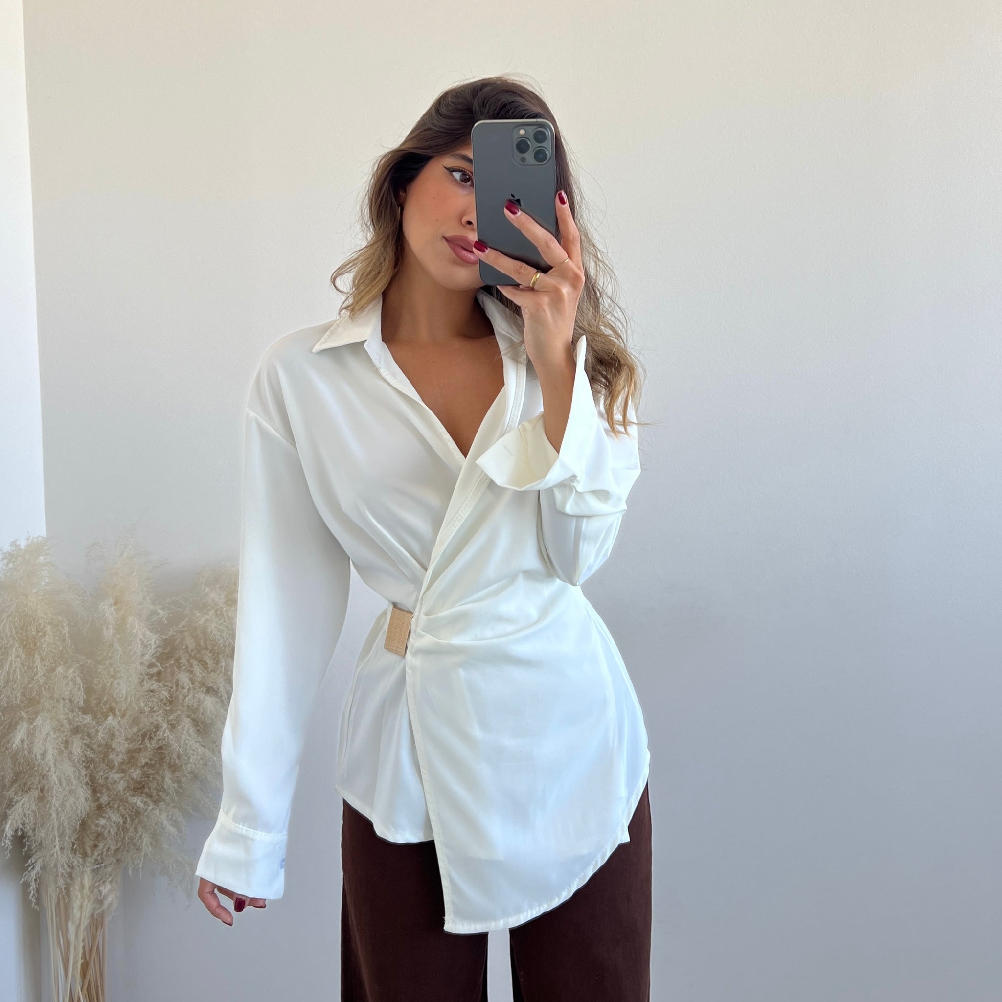 Blusa a portafoglio con spilla oro bianca