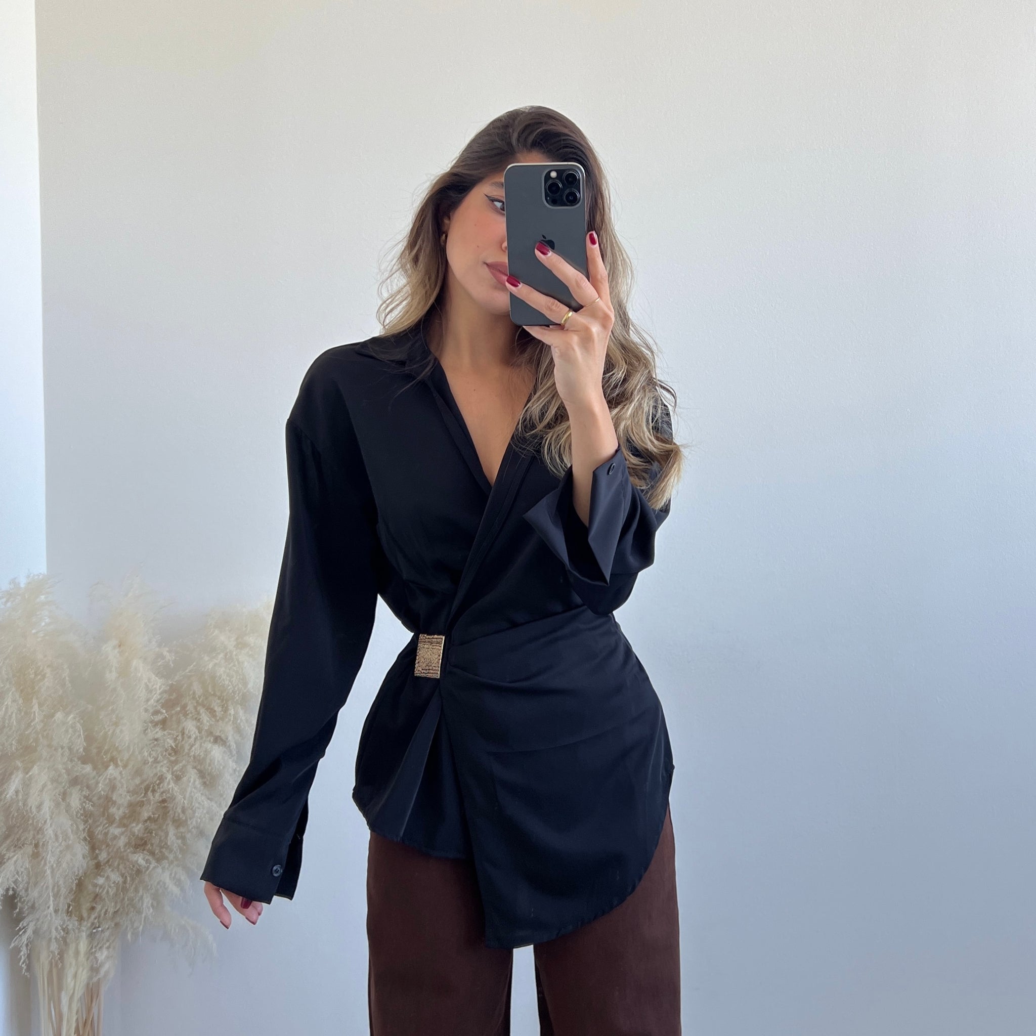 Blusa a portafoglio con spilla oro nera