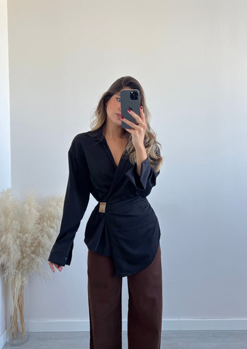 Blusa a portafoglio con spilla oro nera