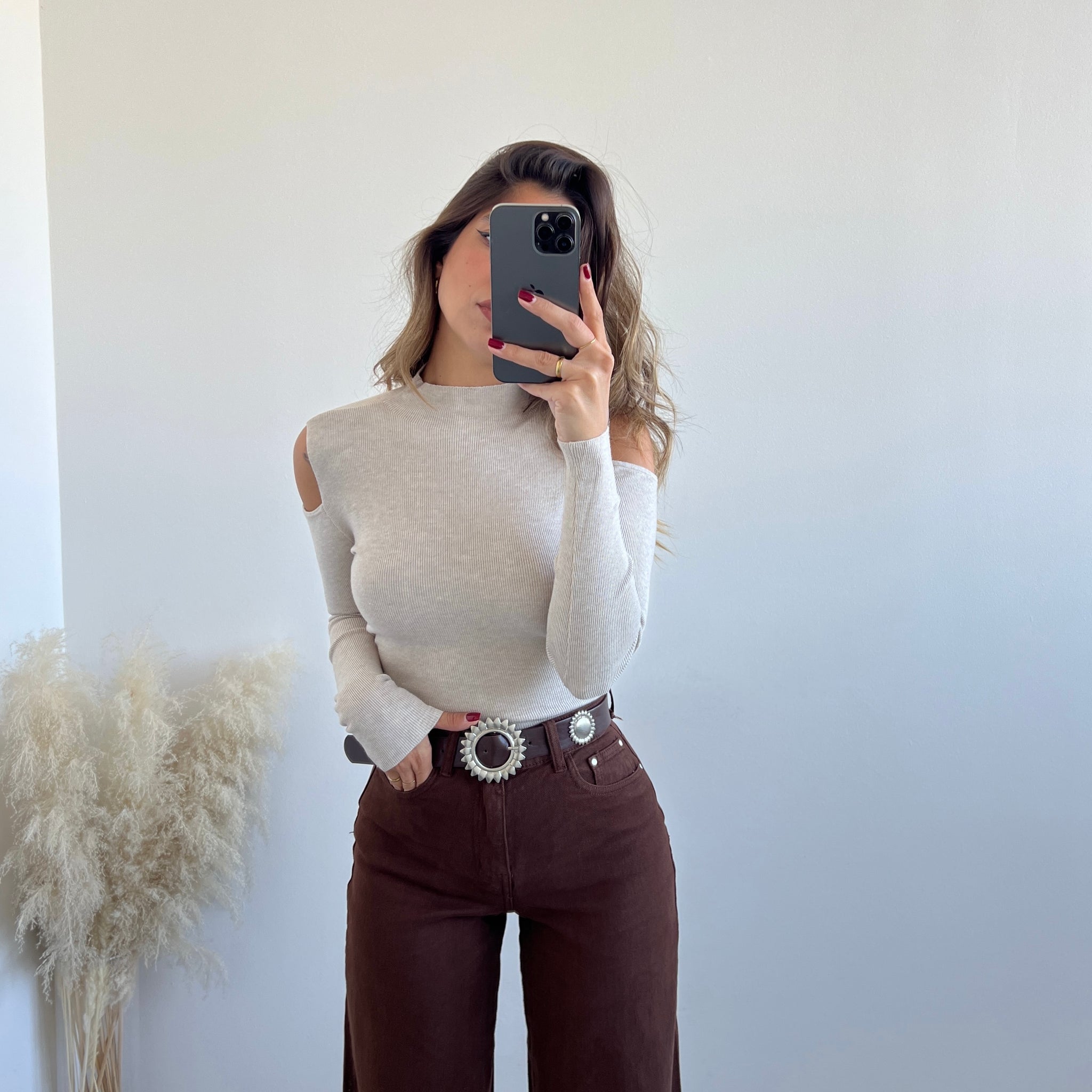 Maglia cut out sulle spalle sabbia
