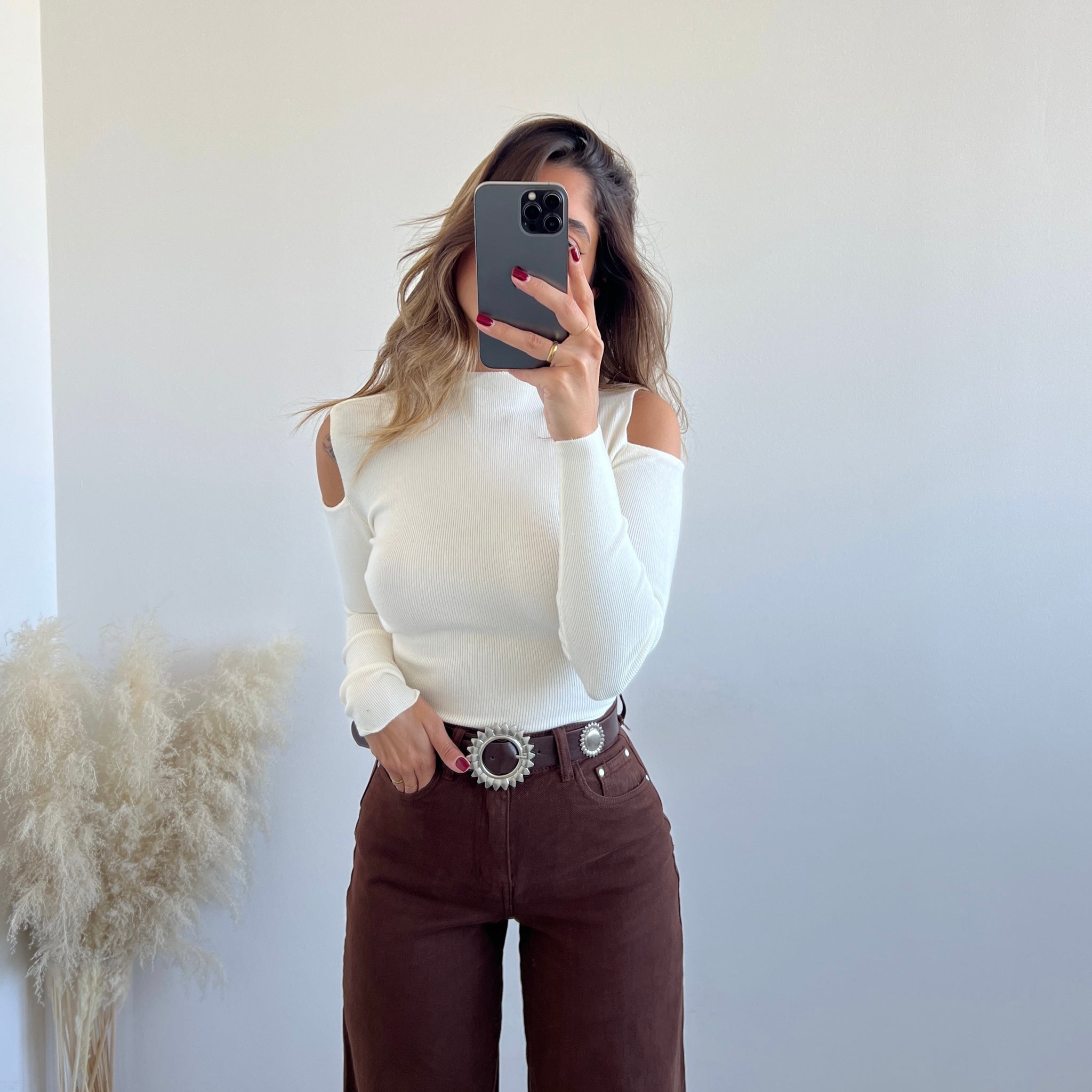 Maglia cut out sulle spalle crema