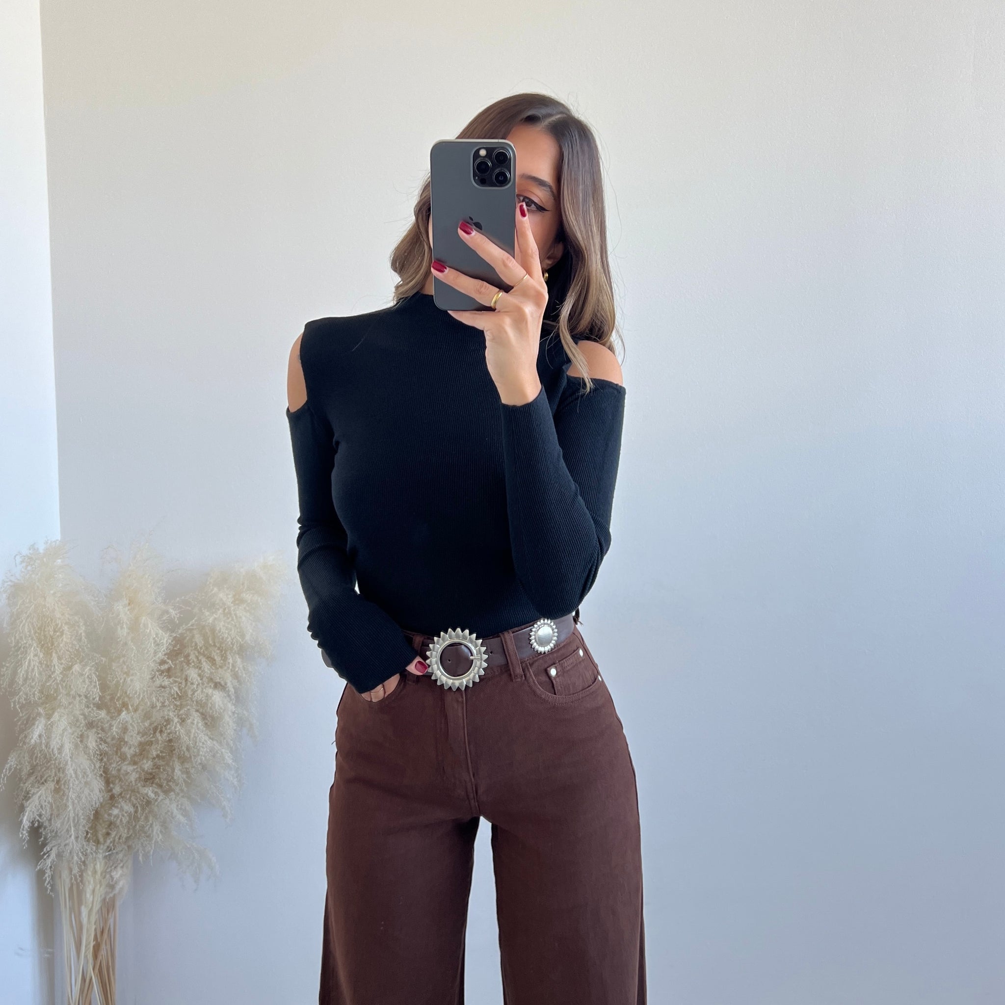 Maglia cut out sulle spalle nera