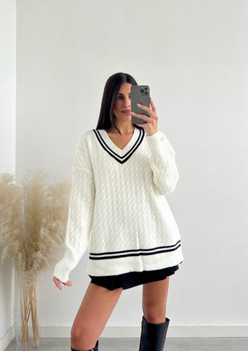 Pullover over con cappuccio finto bianco